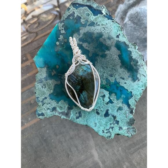 Handcrafted Labradorite Pendant - Picture 3 of 10